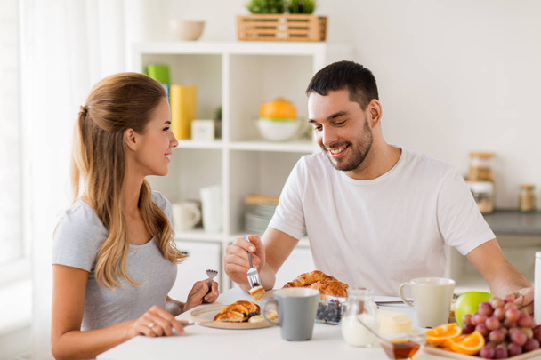 happy couple having breakfast at home - Foto, Imagen
