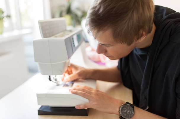 fashion designer with sewing machine at studio - Foto, Imagem
