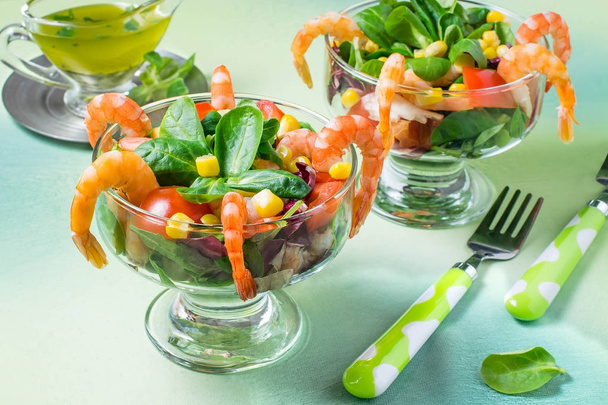 Свежий салат с креветками, помидорами, сладким перцем, кукурузой и салатом
 - Фото, изображение
