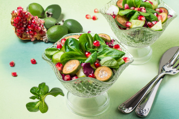 Ensalada fresca con pepinos, feijoa, granada y hojas de ensalada
 - Foto, Imagen