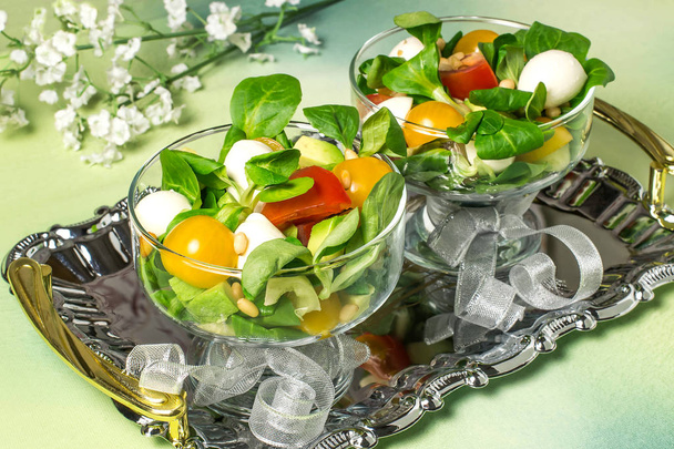 Свіжий салат з моцарелою, помідорами, авокадо та салатом
  - Фото, зображення