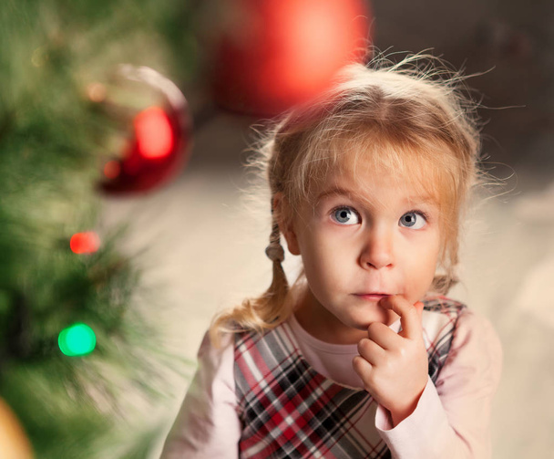 Carino bambino vicino all'albero di Natale
. - Foto, immagini
