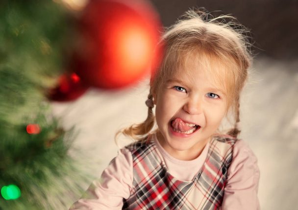 Niño bonito cerca del árbol de Navidad
. - Foto, imagen