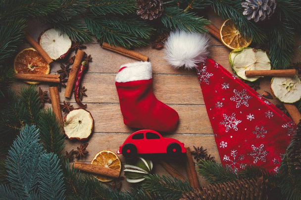 Coche de juguete rojo con decoraciones de Navidad
 - Foto, Imagen