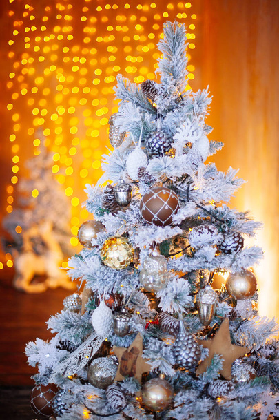 Διακοσμημένο χριστουγεννιάτικο δέντρο.  - Φωτογραφία, εικόνα