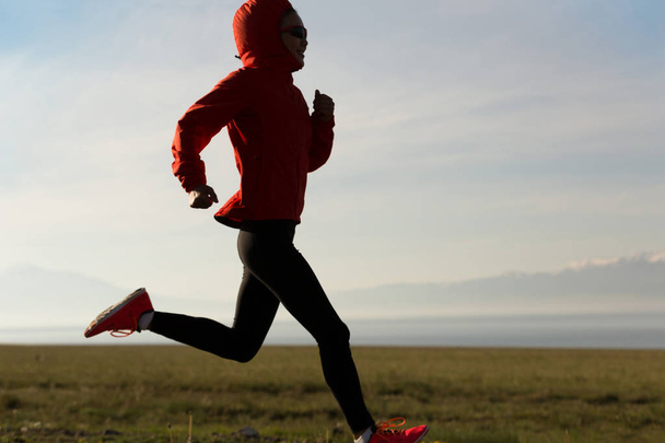 junge Läuferin läuft - Foto, Bild
