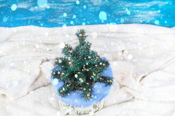 Διακοσμητικό χριστουγεννιάτικο δέντρο σε γλάστρα. - Φωτογραφία, εικόνα