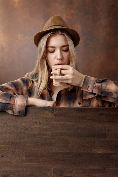 Hermosa chica con taza de café
 . - Foto, Imagen