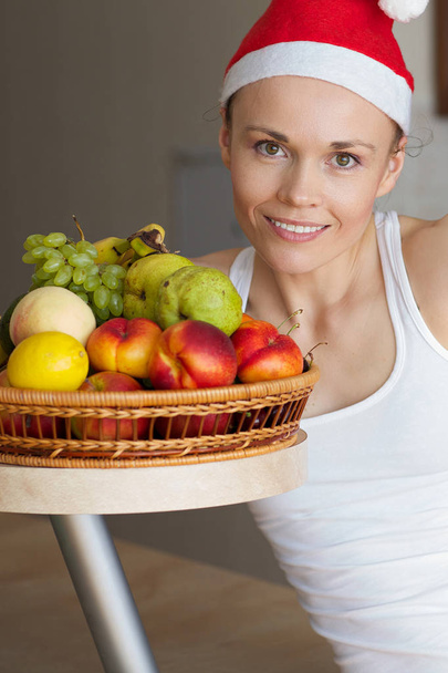 Mujer joven y frutas
 - Foto, imagen