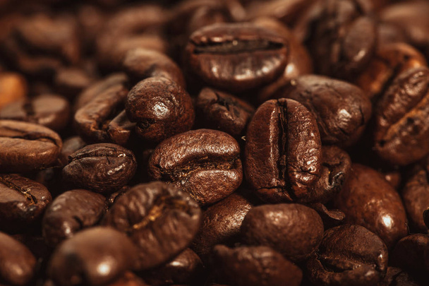 Dark de nombreux grains de café torréfié texture fond
 - Photo, image