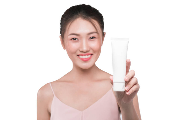 Modelo bonito mostrando aplicação de tratamento de creme cosmético em seu rosto
 - Foto, Imagem