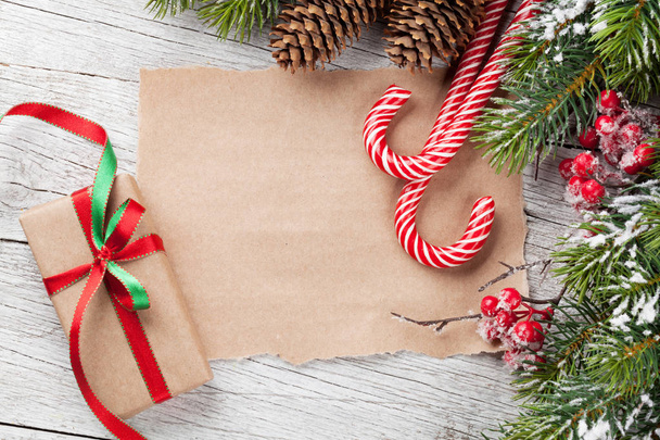 Caja de regalo de Navidad, conos y abeto
 - Foto, imagen