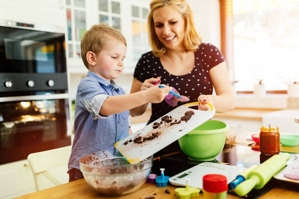 Dítě pomáhá matce připravit muffiny  - Fotografie, Obrázek