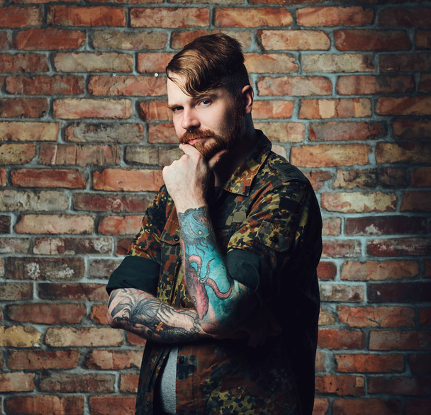 Ritratto di maschio barbuto rossa con tatuaggi
 - Foto, immagini