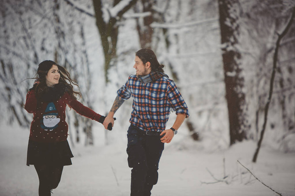 Gelukkige paar wandelen in winter park - Foto, afbeelding