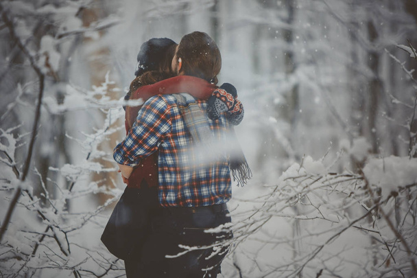 Αγάπη ζευγάρι περπάτημα στο δάσος του χειμώνα χιονισμένο - Φωτογραφία, εικόνα