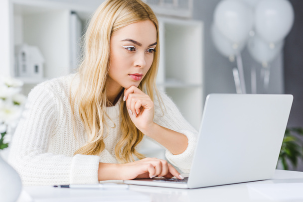 blonde businesswoman working with laptop - Foto, Imagen