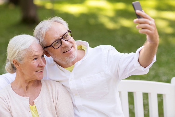 Senioren-Paar macht Selfie mit Smartphone im Park - Foto, Bild