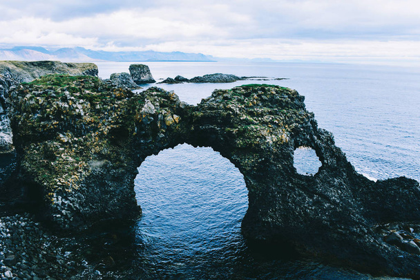 Formaciones de basalto en la costa de Islandia
. - Foto, Imagen