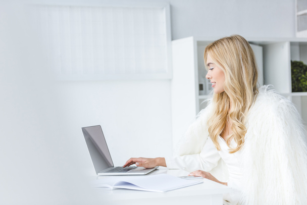 blond kobieta korzysta z laptopa - Zdjęcie, obraz