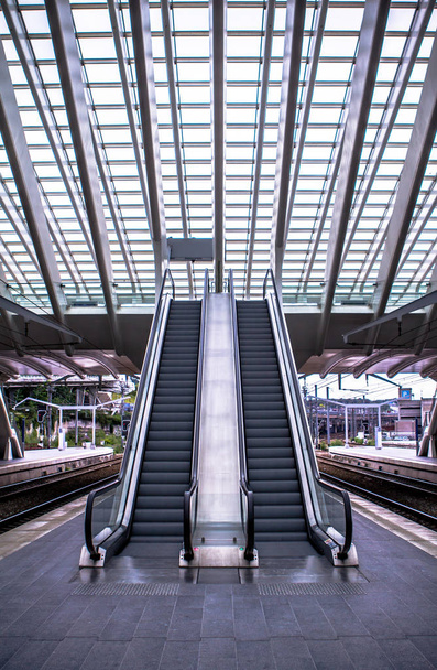 Железнодорожная станция в Льеже, Бельгия
 - Фото, изображение