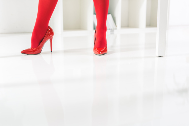 donna elegante in tacchi rossi
 - Foto, immagini