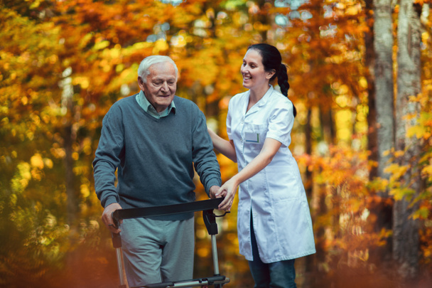 Krankenschwester hilft älteren Mann - Foto, Bild
