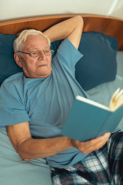 Senior man reading book - Photo, image