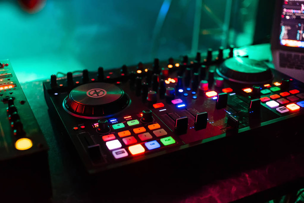 Professioneller Mischpult-DJ zum Mischen und Mischen von Clubmusik auf Partys mit Knöpfen und Lautstärkepegeln - Foto, Bild