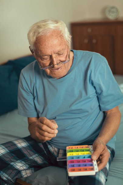 hombre mayor tomando medicamentos
  - Foto, imagen