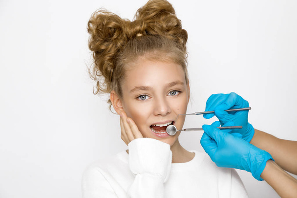 niedlich, schöne blonde junge Mädchen mit schönen Zähnen, ist beim Zahnarzt - Foto, Bild