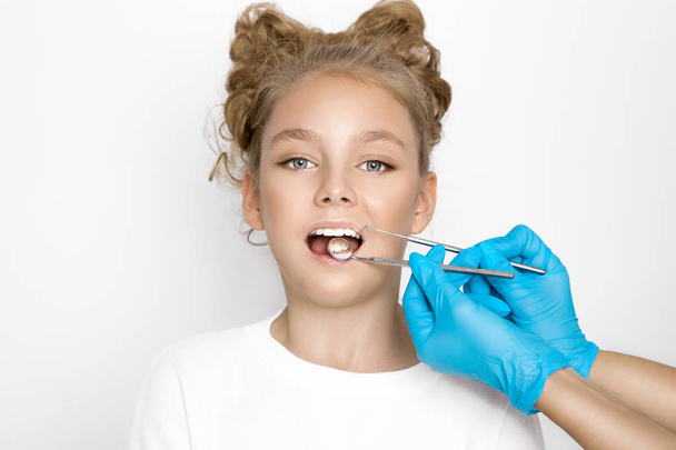 Linda, hermosa chica rubia con bonitos dientes, está en el dentista
 - Foto, Imagen