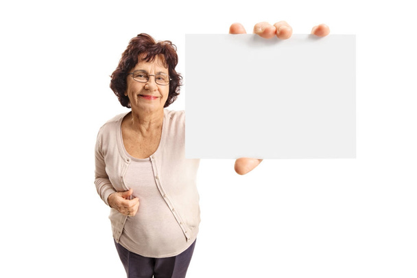 Donna matura che mostra una carta bianca
 - Foto, immagini