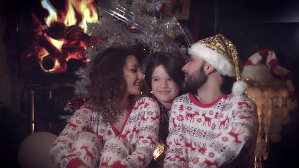 4k Weihnachten und Neujahr Urlaub Familie posiert glücklich - Filmmaterial, Video