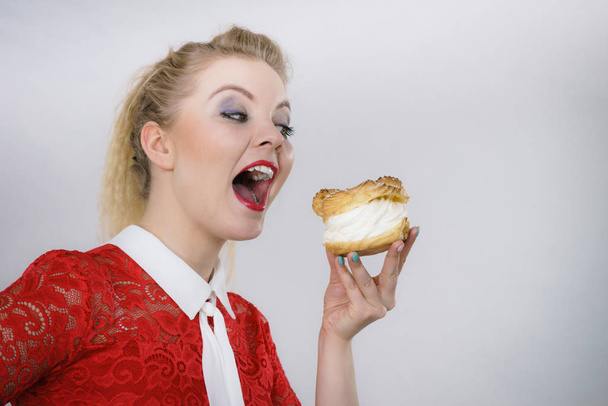 Woman holding cupcake dessert with cream - Fotoğraf, Görsel