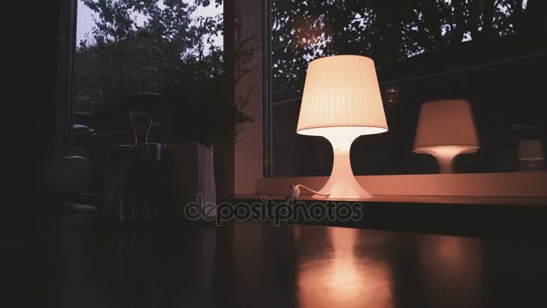 Asztali lámpa be van kapcsolva a szobában. - Felvétel, videó