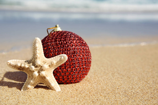 Boże Narodzenie ball i rozgwiazdy w piasek plaża - Zdjęcie, obraz