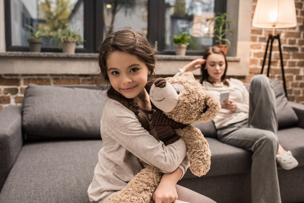 daughter with teddy bear at home - Foto, Imagem