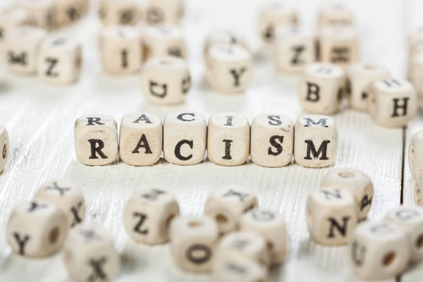 Racisme mot écrit sur un bloc de bois
. - Photo, image