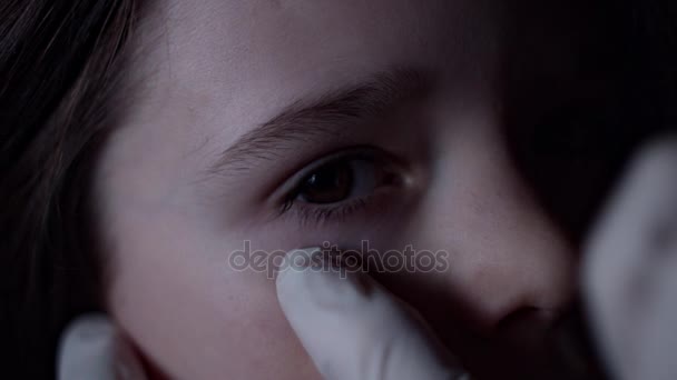 4K primer plano niño ojo examinado por el médico con linterna
 - Metraje, vídeo