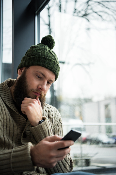 man looking at smartphone - Fotografie, Obrázek