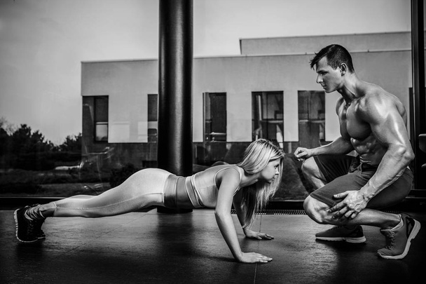 Спортивная женщина делает упражнения доски тренировки назад и нажмите musc
 - Фото, изображение