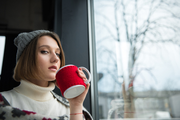 дівчина п'є чай
 - Фото, зображення