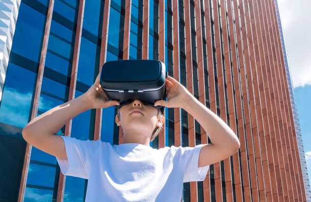 Мальчик в очках VR в городе
 - Фото, изображение