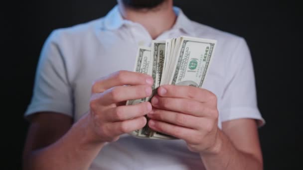 Um homem de t-shirt branca segurando dinheiro
 - Filmagem, Vídeo
