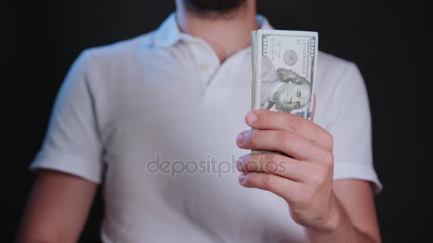 ein Mann im weißen T-Shirt mit Bargeld - Filmmaterial, Video