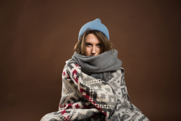 серьезная девушка, завернутая в теплые одеяла
 - Фото, изображение