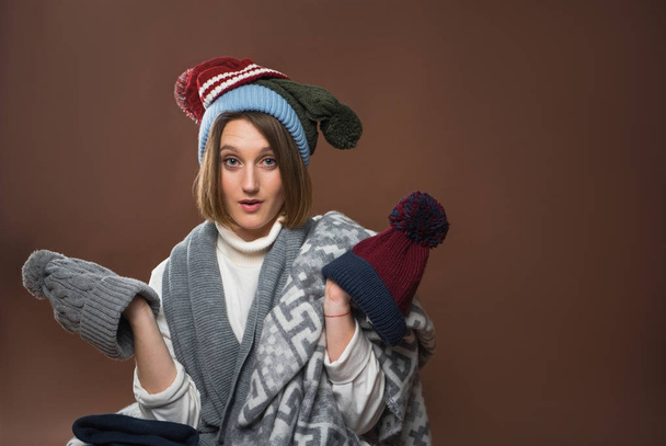 Женщина в зимних шляпах
 - Фото, изображение