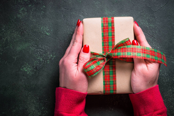 Femmina tenere scatola regalo di Natale
 - Foto, immagini