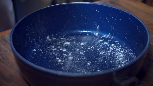 4K bolo Baker preparando panela com farinha para assar
 - Filmagem, Vídeo